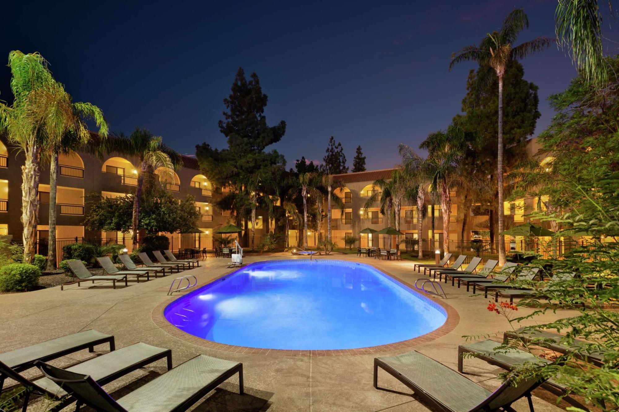 Embassy Suites By Hilton Phoenix Tempe Exterior foto